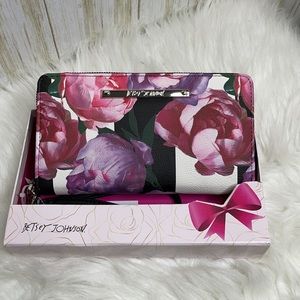 Betsy Johnson floral hand wallet